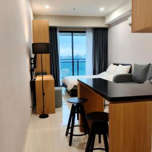 een hotelkamer met een bed en een keuken met een bar bij Saffron Noble Apartment in Citaringgul 1