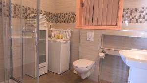 un bagno con wc, doccia e lavandino di Apartman Helen Orasac by Villas Guide a Poljice