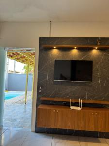 TV a/nebo společenská místnost v ubytování Casa 700m do mar Penha SC + 13 fotografií