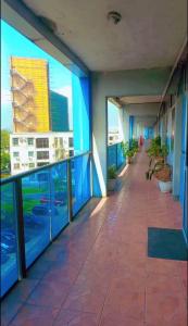 een hal in een gebouw met uitzicht op de stad bij Dream Land in Lagos