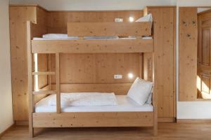 een stapelbedkamer met een stapelbed in een kamer bij Haus am Lift in Kleinarl +55 foto's