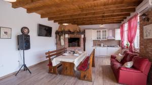un soggiorno con un tavolo e un divano rosso di Holiday home Ostojic by Villas Guide a Peračko Blato