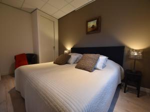 En eller flere senge i et værelse på Alluring Apartment in Bergen with Terrace, Garden and BBQ