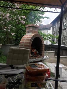 ein gemauerter Pizzaofen im Hof in der Unterkunft Liki 2Doppel 1 Einzel Bett in Siegen