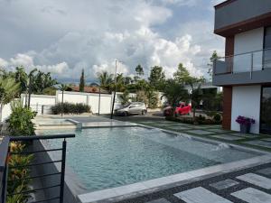 een zwembad in een tuin naast een gebouw bij Casa boreales in Quimbaya +2 foto's