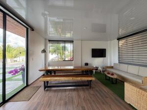 een woonkamer met een tafel en een bank bij Casa boreales in Quimbaya