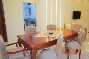 a dining room with a wooden table and chairs at المحافظة in Kafr al Ishārah