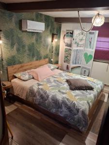ein Schlafzimmer mit einem Bett mit tropischer Tapete in der Unterkunft IL Vicoletto in Serra San Bruno