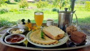a tray of food with bread and a glass of beer at Suite na Natureza com Café da Manhã in São Pedro +49 photos