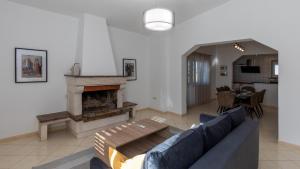 un soggiorno con divano e camino di Villa Dolina Opuzen by Villas Guide a Podgradina