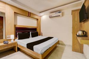 a bedroom with a bed and a television in it at Istay By A1Rooms in Jāmb