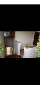 een woonkamer met een tafel en stoelen bij Casa clima da montanha 1 in Cunha +66 foto's