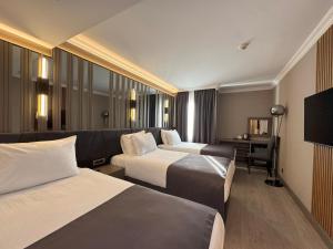 Giường trong phòng chung tại Aven Hotel
