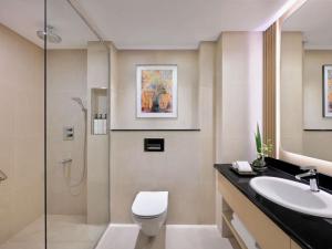 Phòng tắm tại Swissôtel Al Murooj Dubai