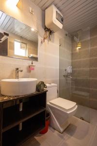 ein Badezimmer mit Waschbecken, Toilette und Dusche in der Unterkunft Nandan Retreat 4-Star Hotel & Luxury Villas Near Prem Mandir, Vrindavan in Vrindāvan