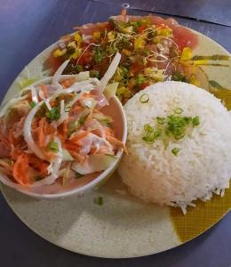 un piatto di cibo con riso e insalata di Tropical Place a HUH
