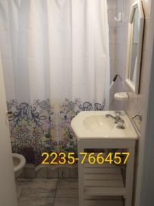 Et badeværelse på Departamento 2 ambientes Plaza Colón