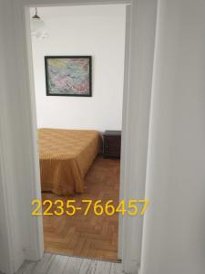 En eller flere senge i et værelse på Departamento 2 ambientes Plaza Colón