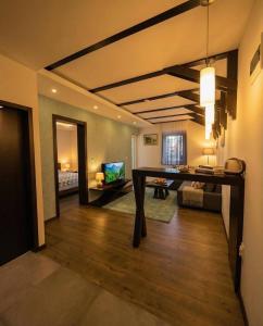 un soggiorno con tavolo e una camera con divano di Nomakop5 a Kopaonik