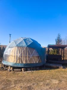 une tente à l'arrière d'un camion dans un champ dans l'établissement Wild Glamping Liptov, à Liptovský Ondrej