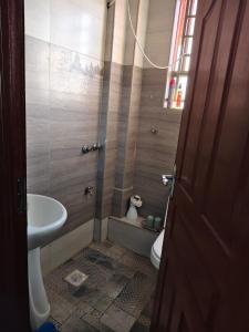 une petite salle de bain avec toilettes et lavabo dans l'établissement Flo Steve Stays, à Nairobi