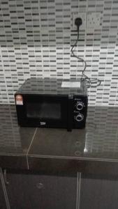 een broodrooster op een aanrecht bij mulia homestay in Teluk Intan