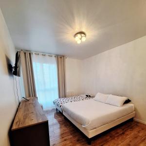 Giường trong phòng chung tại Studio ALPHA - 3min by train to Disneyland OR 30min walk - 5min walk to "Val d'Europe" train station