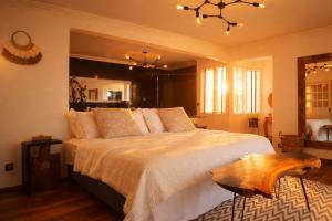 Giường trong phòng chung tại Tia Beach House - pool, beach and hamman +55 ảnh