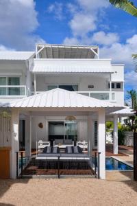 Ban công/sân hiên tại Tia Beach House - pool, beach and hamman