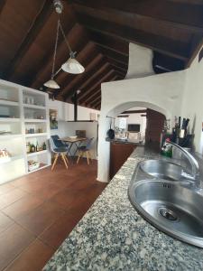 Kuchyň nebo kuchyňský kout v ubytování Casa MaLuMi - Historisches Stadthaus in Haría