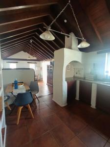 Kuchyň nebo kuchyňský kout v ubytování Casa MaLuMi - Historisches Stadthaus in Haría + 29 fotografií