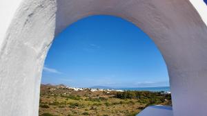 einen Bogen in einem Gebäude mit Meerblick in der Unterkunft Apartalux Gold Oasis in Mojácar