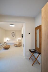 een woonkamer met een bed en een spiegel bij Oskelos in Kastraki Naxou +83 foto's