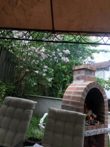a brick oven with two chairs in a backyard at Siegen Zentral Sf in Siegen
