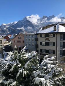 een stad bedekt met sneeuw met bergen op de achtergrond bij Bad Ragaz Appartement in Bad Ragaz