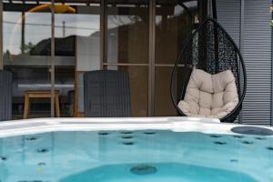 een stoel naast een zwembad bij 陽和リトリート in Tateyama