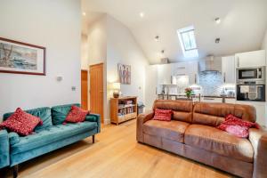 a living room with two leather couches and a kitchen at 2 Bed in Farnham oc-t34459 in Farnham