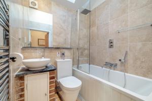 a bathroom with a toilet and a sink and a tub at 2 Bed in Farnham oc-t34459 in Farnham +10 photos
