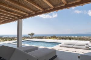een uitzicht op een zwembad vanuit een villa bij Oskelos in Kastraki Naxou