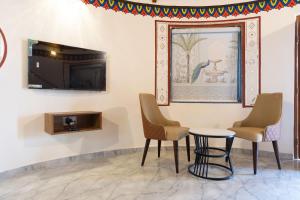 TV a/nebo společenská místnost v ubytování Heritage Resort Dholavira