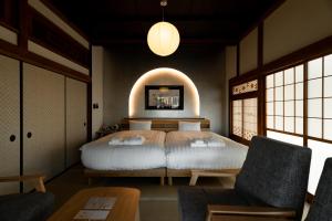 een slaapkamer met een groot bed in een kamer bij 陽和リトリート in Tateyama +29 foto's