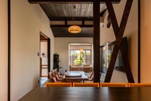 een eetkamer en een woonkamer met een tafel bij 陽和リトリート in Tateyama