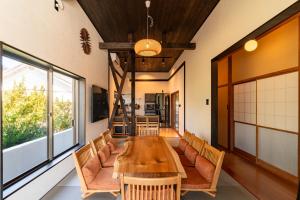 een eetkamer met een houten tafel en stoelen bij 陽和リトリート in Tateyama