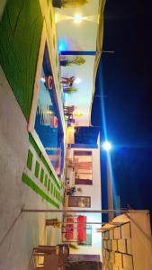 een uitzicht op een gebouw 's nachts met bij Green farm in Al Salt