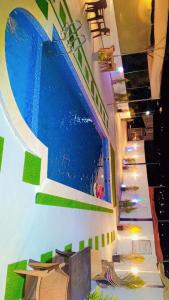 een schilderij van een zwembad op de muur van een gebouw bij Green farm in Al Salt