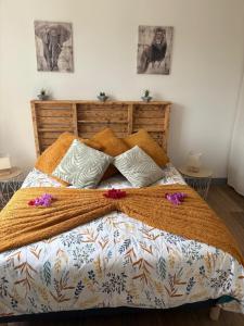 een slaapkamer met een groot bed met bloemen erop bij Hiking and beachfront in Bracquemont