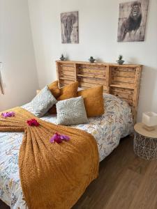 een slaapkamer met een bed met een houten hoofdeinde bij Hiking and beachfront in Bracquemont