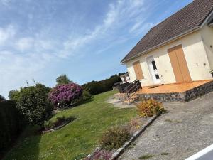 een huis met een houten terras in een tuin bij Hiking and beachfront in Bracquemont +15 foto's