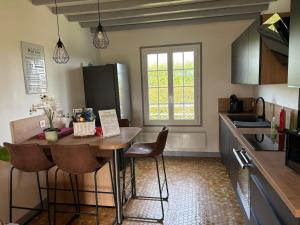 een keuken met een tafel en stoelen in een keuken bij Hiking and beachfront in Bracquemont