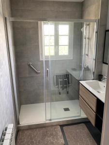 een badkamer met een douche en een wastafel bij Hiking and beachfront in Bracquemont